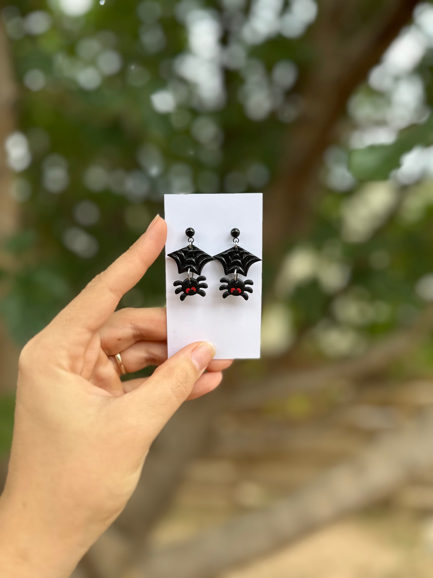 Spider dangles