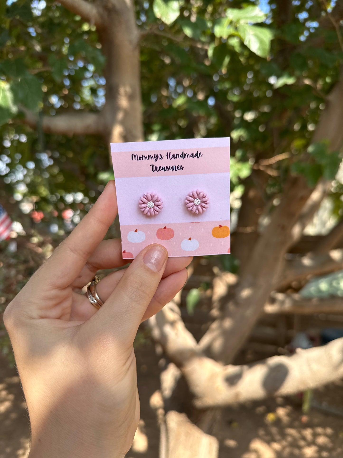 Blushing daisy studs